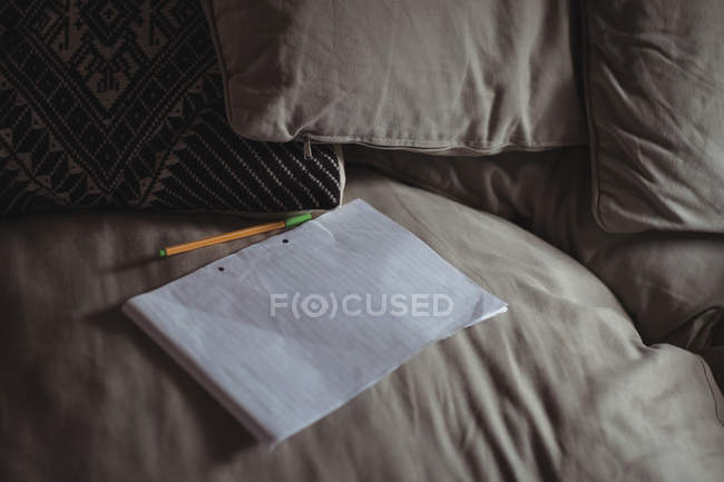 Primo piano di una matita e un blocco note su cuscino — Foto stock