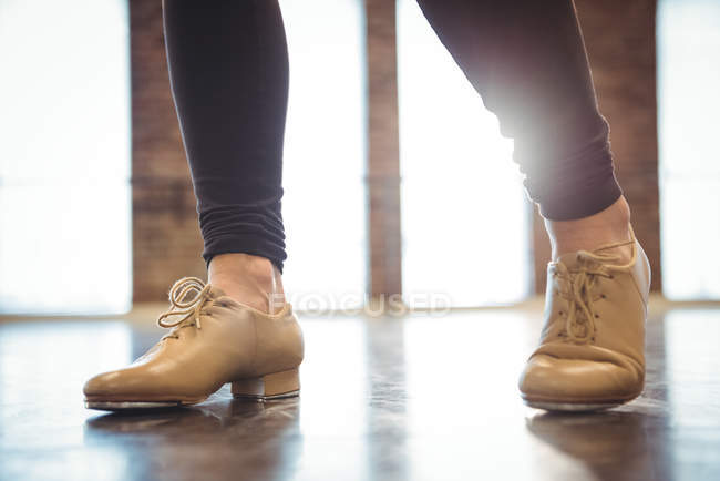 Feet of woman practicing a dance in dance studio — Stock Photo