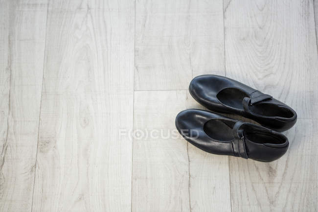 Gros plan des chaussures de robinet sur le sol en bois — Photo de stock