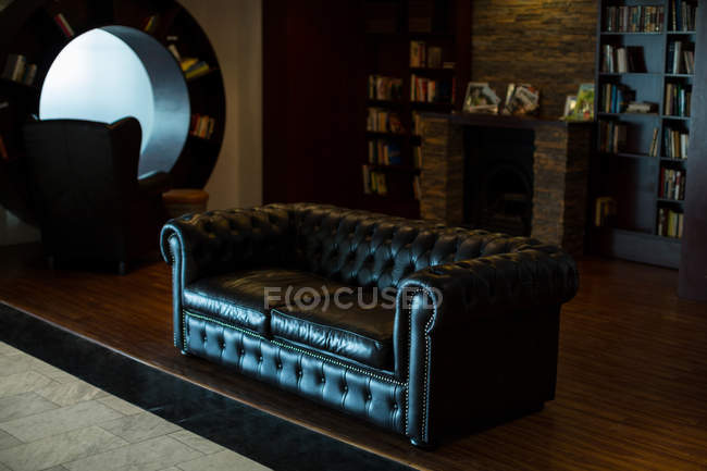 Primo piano del divano vuoto in aeroporto — Foto stock