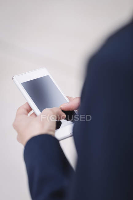 Close-up de uma mulher de negócios usando no telefone móvel — Fotografia de Stock