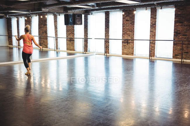 Жінка танцює в танцювальній студії — стокове фото