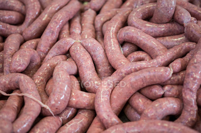 Close-up de salsichas cruas na fábrica de carne — Fotografia de Stock