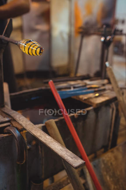 Primo piano del soffiatore che modella un vetro fuso nella fabbrica di soffiaggio del vetro — Foto stock