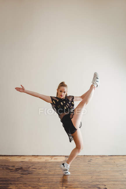 Jeune jolie femme pratiquant la danse hip hop en studio — Photo de stock