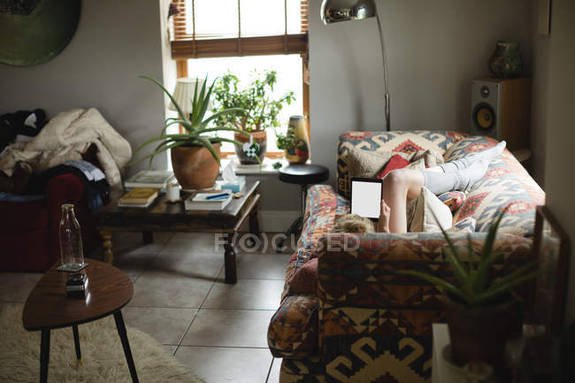 Vista de uma sala de estar moderna vazia durante o dia — Fotografia de Stock