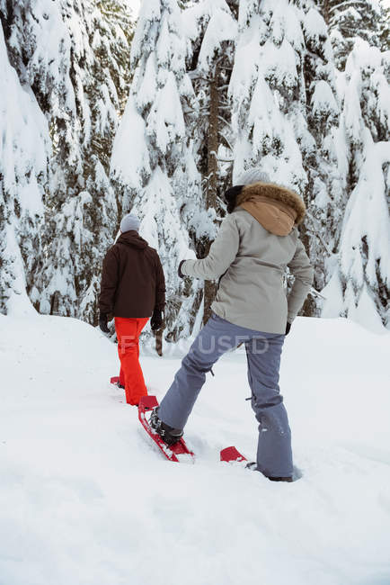 Skier couple walking on snow covered mountain — Stock Photo