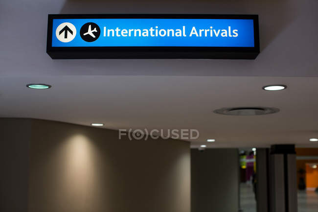 Крупним планом інформаційна дошка в аеропорту — стокове фото