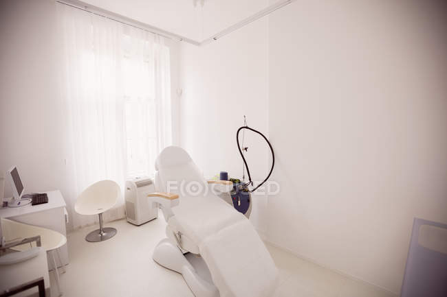 Oficina de dentista vacía con equipo en el interior de la clínica dental - foto de stock