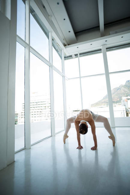 Bailarina praticando dança de balé em estúdio brilhante — Fotografia de Stock