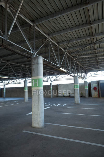 Área de estacionamento vazia no aeroporto — Fotografia de Stock