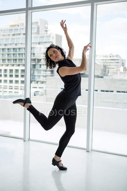 Danseuse pratiquant la danse en studio — Photo de stock