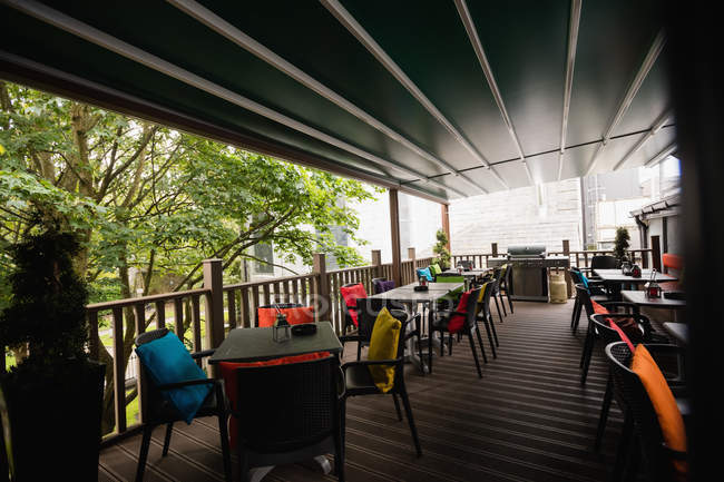 Tavoli e sedie vuoti in terrazza open bar — Foto stock
