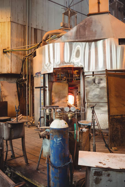 Postazione di lavoro vuota e forno per soffiatori presso la fabbrica di soffiaggio del vetro — Foto stock