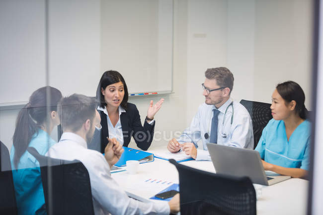 Ärzteteam bei einem Treffen im Konferenzraum — Stockfoto
