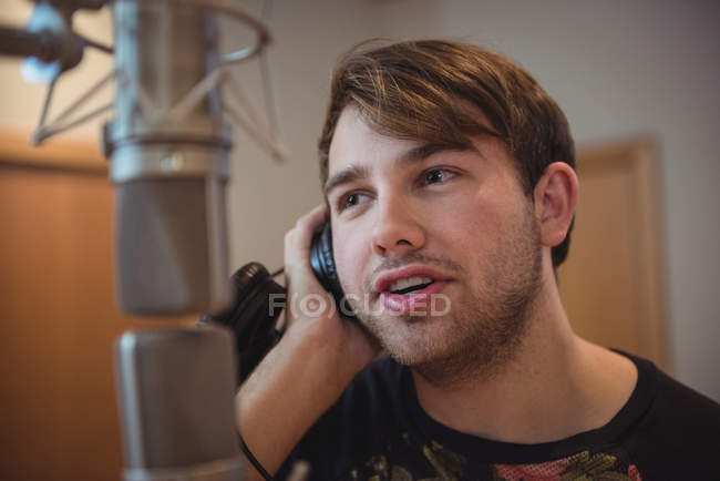 Male singer performing in recording studio — Stock Photo