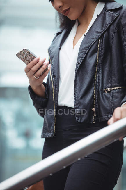 Mulher usando telefone celular fora do escritório — Fotografia de Stock