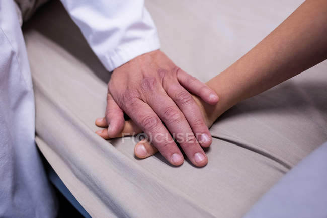 Nahaufnahme eines Arztes, der einen Patienten im Krankenhaus tröstet — Stockfoto