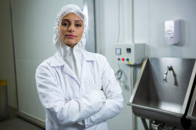 Retrato de técnica feminina em pé com os braços cruzados na fábrica de carne — Fotografia de Stock