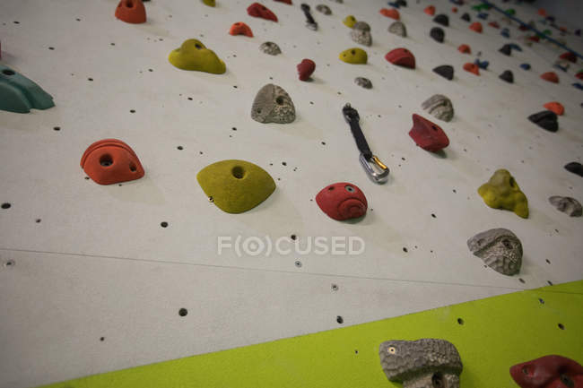 Parede de escalada artificial no ginásio para a prática — Fotografia de Stock
