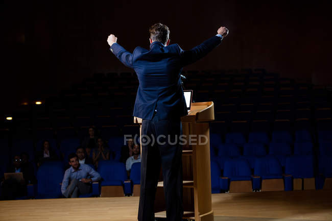 Ejecutivo masculino de negocios dando un discurso en el centro de conferencias - foto de stock