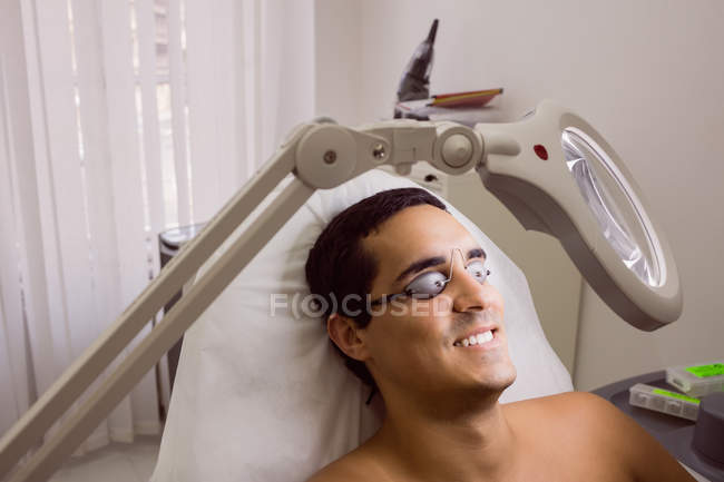 Paciente usando óculos de proteção laser na clínica — Fotografia de Stock