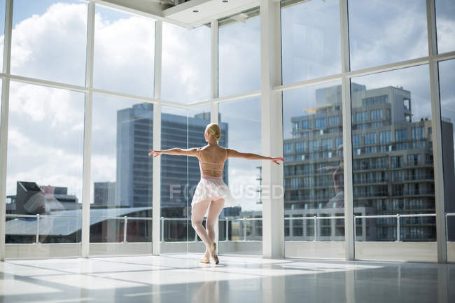 Ballerine pratiquant une danse de ballet en studio de ballet — Photo de stock