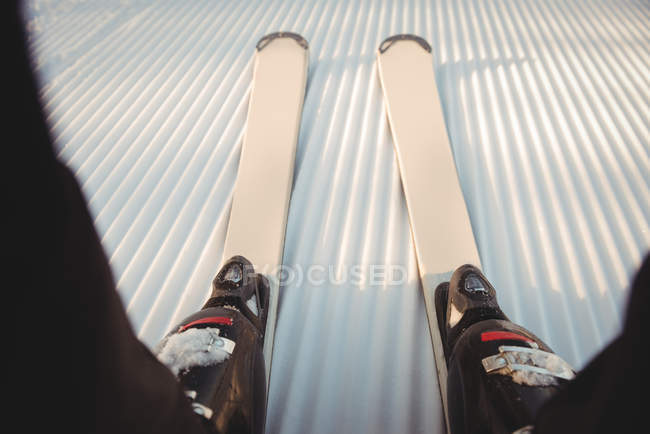 Gros plan du skieur sur un paysage enneigé avec pistes de ski — Photo de stock