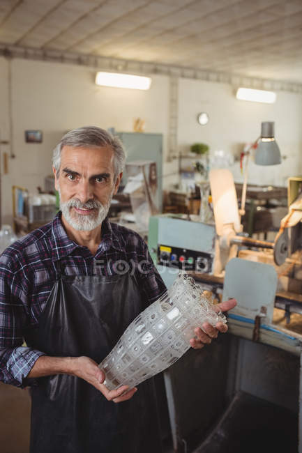 Retrato de cristalería de retención del ventilador en fábrica de soplado de vidrio - foto de stock