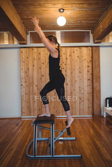 Mujer decidida practicando pilates en un gimnasio - foto de stock
