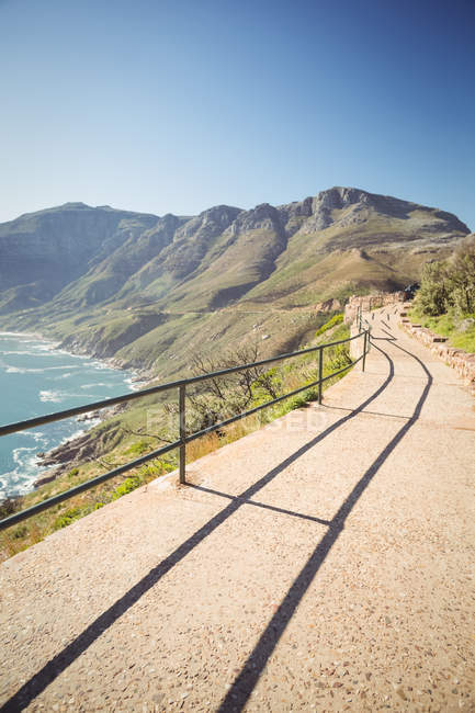 Malerischer Blick auf den Weg in die Berge am Meer — Stockfoto