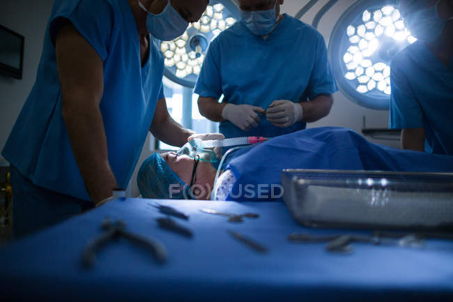 Groupe de chirurgiens opérant en salle d'opération à l'hôpital — Photo de stock