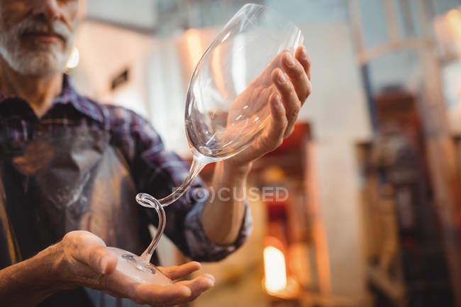 Close-up do ventilador de vidro segurando um vidro na fábrica de sopro de vidro — Fotografia de Stock