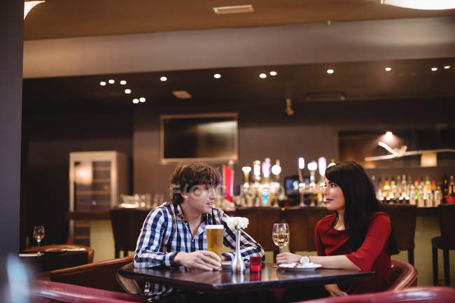 Paar trinkt gemeinsam in Restaurant — Stockfoto
