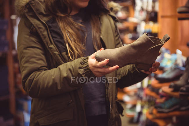 Primo piano della donna che seleziona la scarpa in un negozio — Foto stock