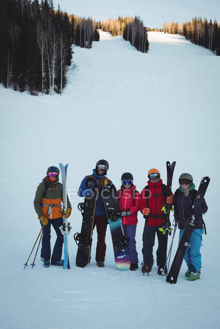 Група лижників з небом, що стоять на засніженому ландшафті на гірськолижному курорті — стокове фото
