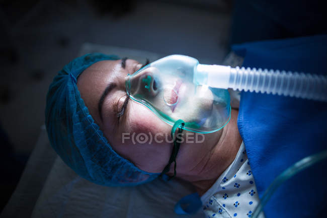 Primer plano del paciente acostado en quirófano en el hospital - foto de stock