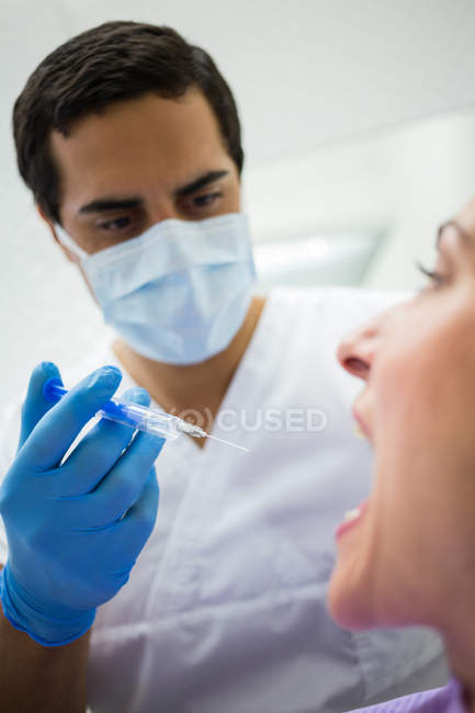 Close-up do médico que administra a injeção ao doente do sexo feminino — Fotografia de Stock