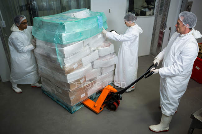 Scatole mobili del personale di fabbrica con carrello elevatore in fabbrica di carne — Foto stock