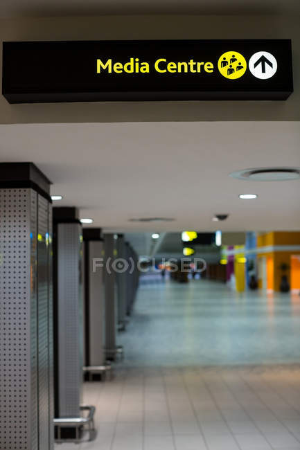 Primer plano del consejo de información en el aeropuerto - foto de stock
