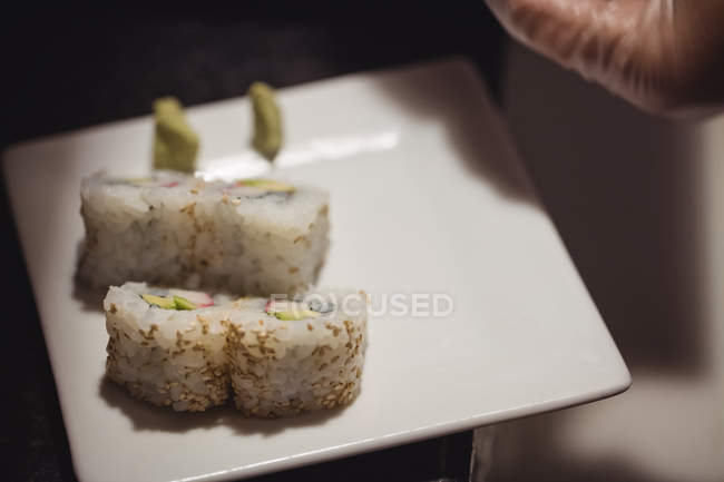 Sushi arreglado en bandeja de servir en el restaurante - foto de stock