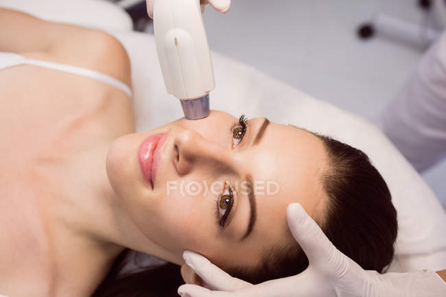Paziente femminile che riceve un trattamento cosmetico in clinica — Foto stock