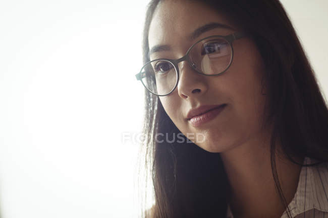 Красивая деловая женщина в очках работает в офисе — стоковое фото