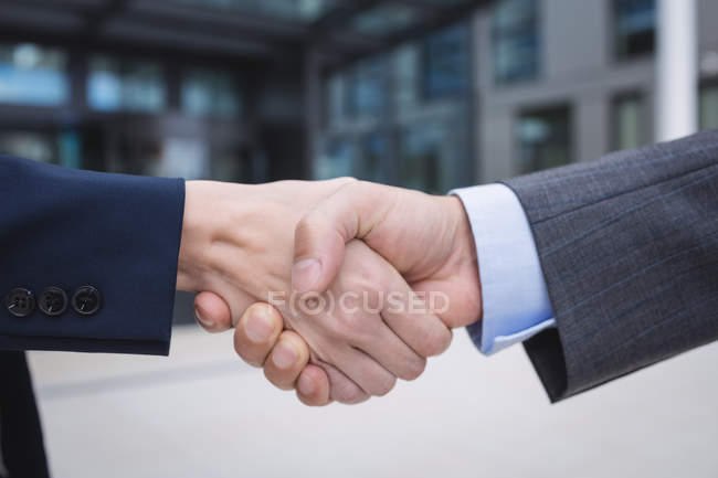 Close-up of businesspeople shaking hands — Stock Photo