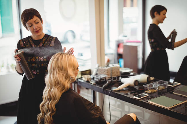 Parrucchiere femminile styling clienti capelli in salone — Foto stock