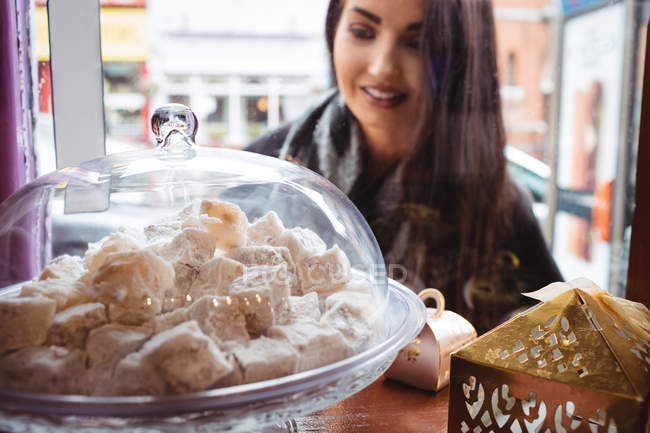 Красива жінка, дивлячись на турецький солодощі в магазин — стокове фото