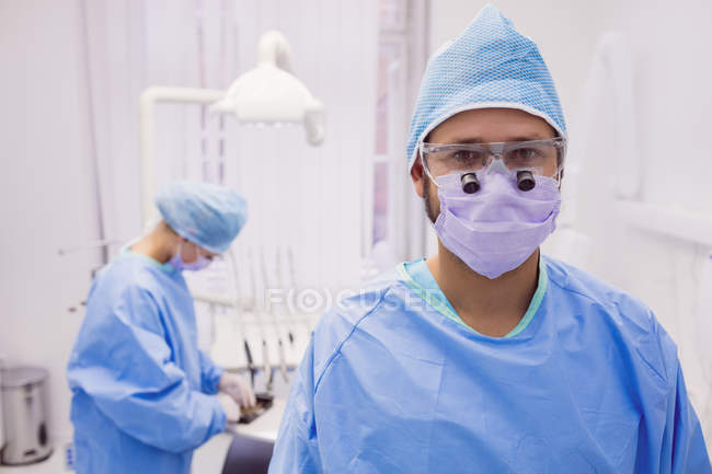 Retrato de dentista olhando na câmera na clínica odontológica — Fotografia de Stock