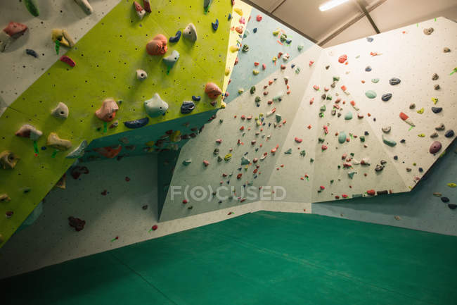 Искусственная стена для скалолазания в спортзале — стоковое фото