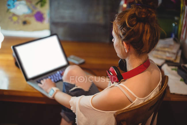 Bella donna che utilizza il computer portatile a casa — Foto stock