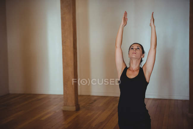 Frau praktiziert Yoga im Fitnessstudio — Stockfoto